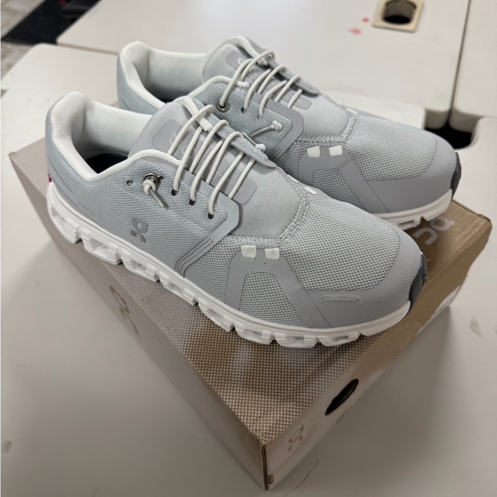 ON Women's Light Gray Athletic Shoes